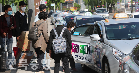 정부가 마스크 미착용시 대중교통 이용을 제한하는 조치를 실시한 26일 전주 고속버스터미널 앞 택시승강장에서 마스크를 착용한 시민들이 택시에 탑승하고 있다./이원철기자
