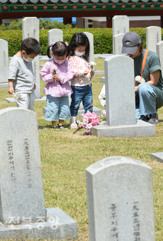호국보훈의 달을 맞아 2일 전주 군경묘지를 찾은 어린이들이 순국 선열의 넋을 기리며 헌화와 묵념을 하고 있다./이원철기자