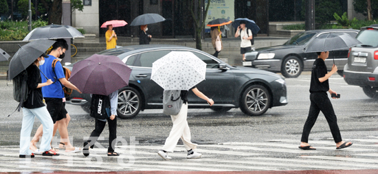 전북지역에 장맛비가 내린 29일 전북대학교 신정문 앞 사거리에서 우산을 쓴 시민들이 신호등을 건너고 있다./이원철기자