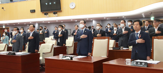 제21대 국회의원들이 16일 국회 본회의장에서 열린 개원식에서 국회의원 선서를 하고 있다.