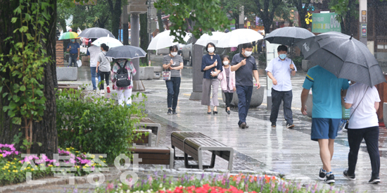 장맛비가 내린 22일 전주 한옥마을에서 관광객들이 태조로 산책로를 따라 우산을 받고 걷고 있다./이원철기자