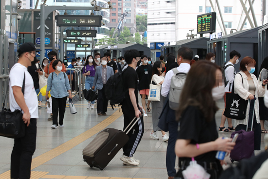 휴가철을 맞은 27일 서울역이 승객들로 붐비고 있다. /연합뉴스