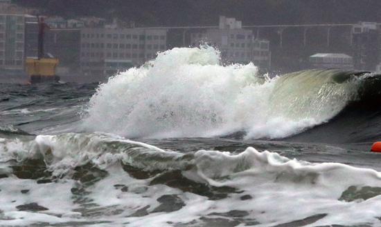 태풍 장미가 상륙한 10일 오후 부산 해운대해수욕장에 높은 파도가 일고 있다. /연합뉴스
