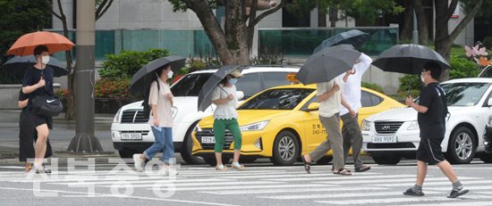 제9호 태풍 '마이삭'이 북상중인 2일 전북대학교 신정문 사거리에서 시민들이 우산을 받고 신호등을 건너고 있다./이원철기자