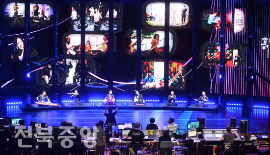 16일 전주 한국소리문화의전당 모악당에서 열린 2020 전주세게소리축제가 코로나19로 인해 비대면 온라인으로 개막공연 '잇다"를 주제로 한국 전통 음악과 세계의 음악이 어우러지는 실시간 영상으로 합동 공연이 펼쳐지고 있다./이원철기자