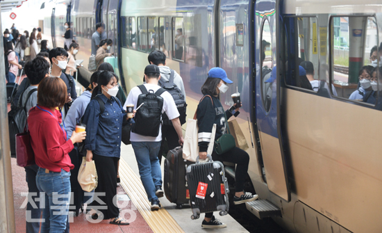 추석 연휴 마지막 날인 4일 전주역 플랫홈에서 귀경객들이 상경하는 열차에 오르고 있다./이원철기자