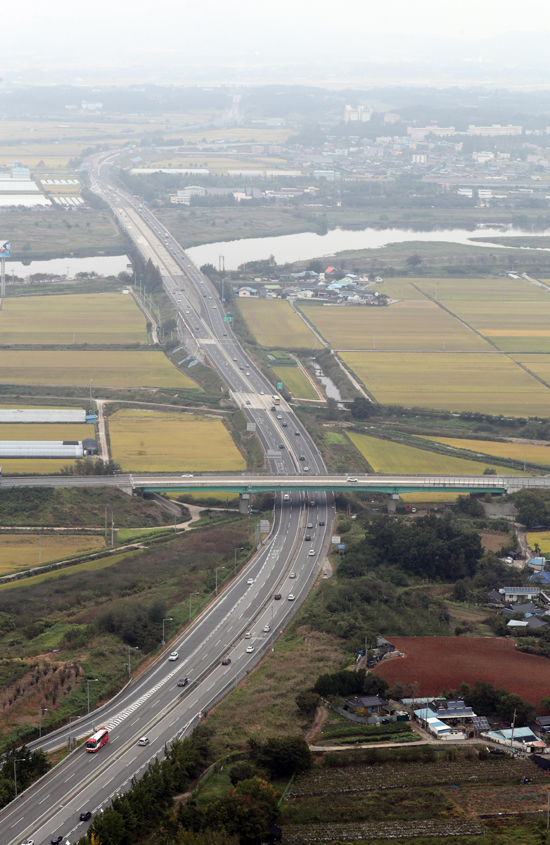 추석 연휴 넷째 날인 3일 오전 호남고속도로 전주IC 인근 도로가 한산한 모습을 보이고 있다. /연합뉴스