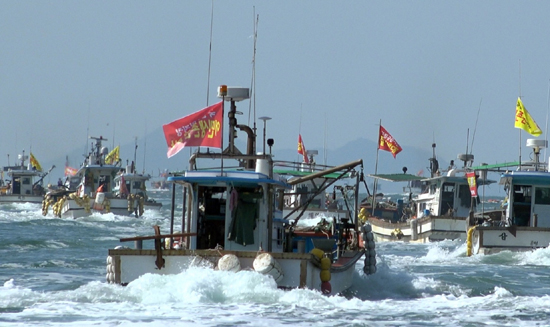 경남 통영시 사량면 사량도 어민들이 19일 사량도 해상에서 한려해상국립공원 구역조정에 반대하는 해상시위를 하고 있다. /연합뉴수ㅡ