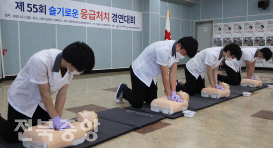 지난달 31일 대한적십자사 전북지사에서 열린 ‘제55회 응급처치 경연대회’에 참가한 학생들이 심폐소생술 실기경연을 펼치고 있다./이원철기자