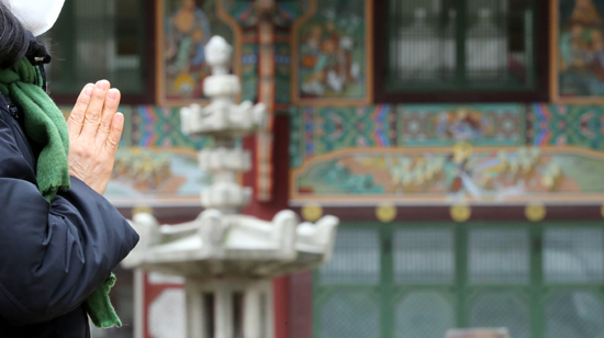 대학수학능력시험을 열하루 앞둔 22일 서울시 종로구 조계사에서 불교 신도들이 기도하고 있다. /연합뉴스