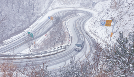 강원지역에 많은 눈이 내린 13일 양양군 한계령 구간을 운행하는 차량이 눈 내린 고갯길을 오르고 있다. /연합뉴스