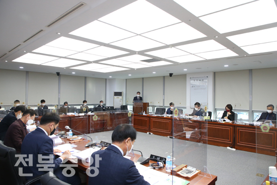 전북도의회는 21일 유용우 전북신용보증재단 이사장 후보자에 대한 인사청문회를 실시하고 있다. /도의회 제공