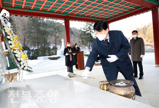 4일 오전 전주시의회 강동화 의장이 전주 군경묘지에서 신년 참배로 새해 첫 의정활동을 시작했다. /전주시의회 제공