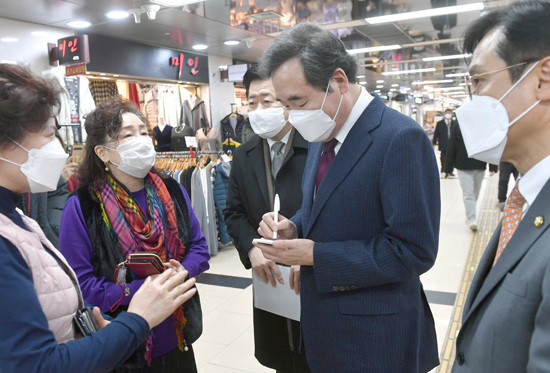 더불어민주당 이낙연 대표가 14일 서울 영등포 지하상가를 방문해 상인들의 고충을 메모하고 있다.