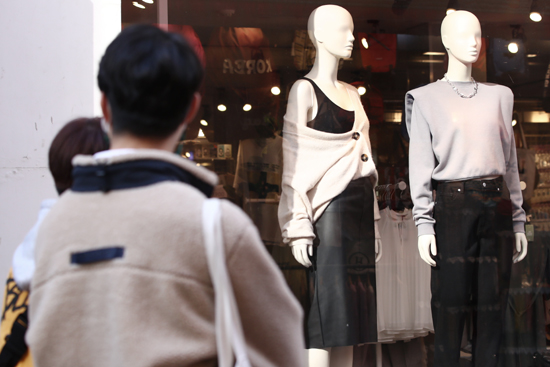 포근한 날씨를 보인 24일 오후 시내 한 의류매장 쇼윈도에 봄옷이 진열되어 있다. /연합뉴스