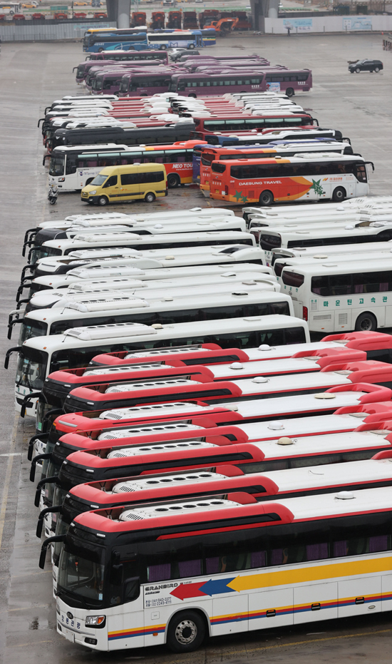 코로나19 장기화로 전세버스가 영업에 어려움을 겪는 가운데 26일 서울 송파구 탄천 주차장에 전세버스들이 주차되어 있다. /연합뉴스