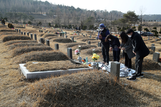 7일 오후 공원묘지에서 설을 앞두고 조상 묘를 찾은 시민들이 성묘하고 있다. 국·시립 묘지는 코로나19 확산 예방 차원으로 설 연휴 기간에 임시 폐쇄된다. /연합뉴스