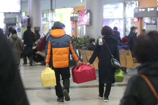 설 명절 연휴 마지막날인 14일 오전 버스터미널에서 시민들이 두 손 가득 짐을 들고 승차장으로 향하고 있다.