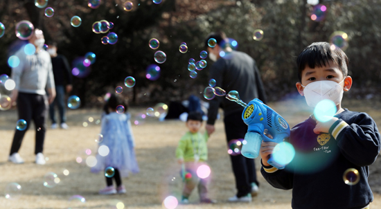 봄 날씨를 보인 21일 한 공원에서 어린이가 비눗방울을 날리고 있다. 이날 전국 낮 최고기온은 12∼23도로 예보됐다. /연합뉴스