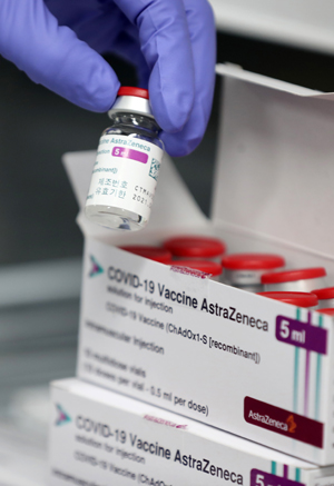 25일 오후 보건소에서 방역 관계자가 아스트라제네카(AZ) 백신을 확인하고 있다.