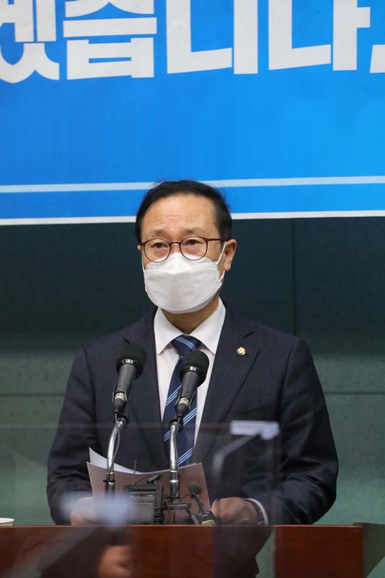 더불어민주당 대표 경선에 출마한 홍영표 의원이 19일 전북도의회에서 기자회견을 하고 있다. /연합뉴스