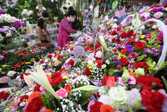 어버이날을 이틀 앞둔 6일 서울 중구 남대문시장 꽃상가에서 시민들이 카네이션 등 꽃을 구입하고 있다. /연합뉴스