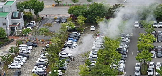 11일 오후 전북도청 주차장에 있던 BMW 530i 승용차에서 연기가 피어오르고 있다. /연합뉴스