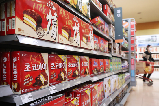 식품업계에 따르면 해외에서 한국 과자의 인기가 계속 높아지고 있으며, 가장 인기 있는 제품은 '초고파이'다. 지난해 초코파이 해외 매출은 오리온 3천814억원, 롯데제과 1천10억원을 기록했다. /연합뉴스