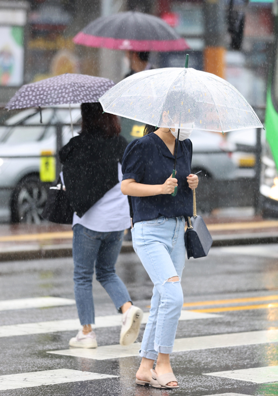 많은 비가 내린 16일 우산을 쓴 시민들이 발걸음을 옮기고 있다. /연합뉴스