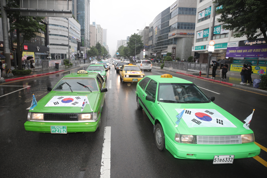 20일 오후 광주 동구 금남로에서 5·18 민주화운동 당시 차량 시위를 재현하는 '민주기사의 날' 행사가 열리고 있다. /연합뉴스