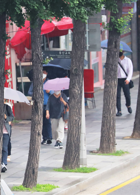 전국적으로 비가 내린 15일 오전 출근길 시민들이 발걸음을 재촉하고 있다. /연합뉴스