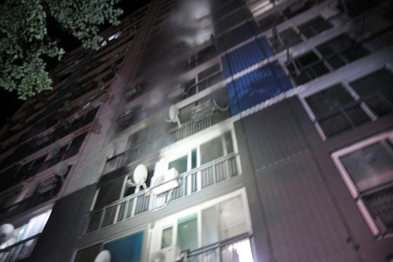 20일 오전 1시 45분께 전북 익산시 동산동의 한 15층짜리 아파트 3층에서 불이 났다. 불은 40여 분 만에 꺼졌으나 침실에 혼자 있던 70대 남성이 숨졌다. /연합뉴스
