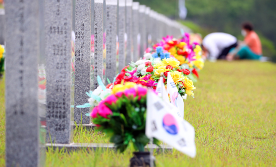 6.25를 하루 앞둔 24일 경북 영천시 국립영천호국원 6.25 참전용사 묘역에서 유족들이 참배하고 있다. /연합뉴스