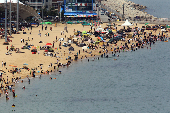 6월 마지막 일요일인 27일 속초해변이 휴일을 즐기러 나온 시민과 관광객으로 붐비고 있다. /연합뉴스