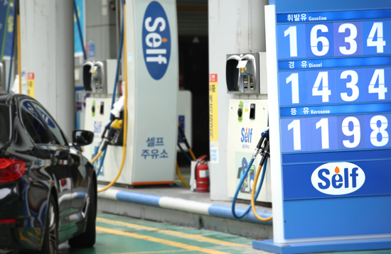 한국석유공사 유가정보서비스 오피넷에 따르면 7월 첫째 주 주유소 휘발유 판매 가격은 전주보다 14.1원 오른 ℓ당 1천615원을 기록했다. 석유공사에 따르면 이번주 전국 평균 휘발유 가격은 2018년 11월 8일(1천615원) 이후 최고치다. /연합뉴스