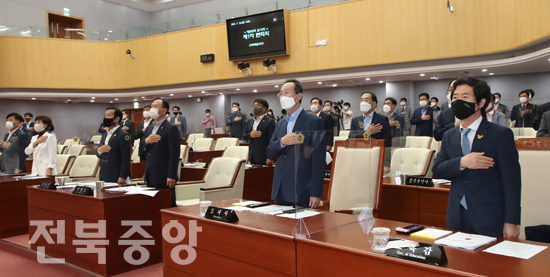 19일 도의회 본회의장에서 열린 제383회 전라북도의회 임시회 개회식에 송하진도지사를 비롯한 의원들이 국민의례를 하고 있다.  /전북도 제공