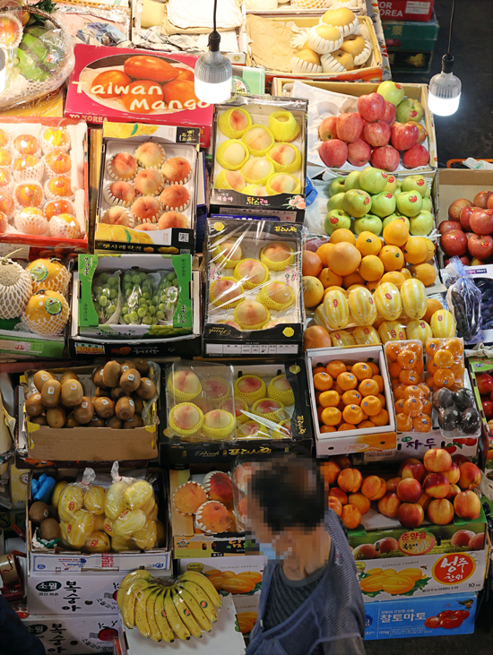 한국농수산식품유통공사(aT)의 농산물유통정보에 따르면, 이달 20일 기준 배 10개의 소비자 가격은 1년 전보다 47%, 사과 10개의 값은 14%, 복숭아 10개의 값은 38% 오른 것으로 나타났다. /연합뉴스