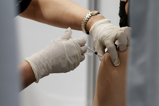 18~49세 백신접종 하루 전날인 25일 오전 코로나19 예방접종센터에서 한 시민이 백신 접종을 하고 있다. /연합뉴스