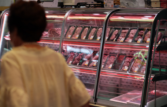 정부가 추석 장바구니 물가 안정을 위해 30일부터 추석 성수품 공급을 시작한다. 소고기는 평시 대비 1.6배 돼지고기는 1.25배를 공급한다. /연합뉴스