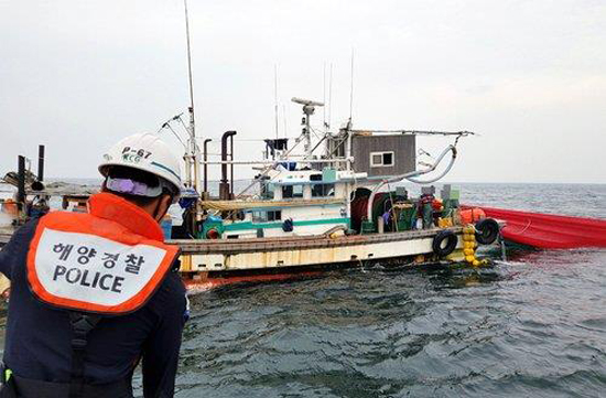 전북도가 해양수산부, 법무부, 수협 등과 함께 이달 말까지 불법 어업 행위를 집중적으로 단속한다고 3일 밝혔다. /연합뉴스