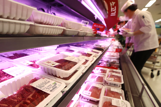 코로나 여파로 가정 내 고기 소비가 늘고 세계적인 물류대란 여파로 소고기와 돼지고기 가격상승세가 심상치 않다. 한국 농수산식품유통공사(aT) 농산물유통정보(KAMIS)에 따르면 최근 국산 냉장 삼겹살 중품(100g) 소매가격은 2천700원대에서 형성되고 있다. 지난해 평균 가격 2천122원에 비해 30% 가까이 올랐다. 한우 안심도 100g에 1만4천679원에서 1만7천274원으로 18% 국거리용 한우 양지는 7천779원에서 8천528원으로 10% 뛰었다. /연합뉴스