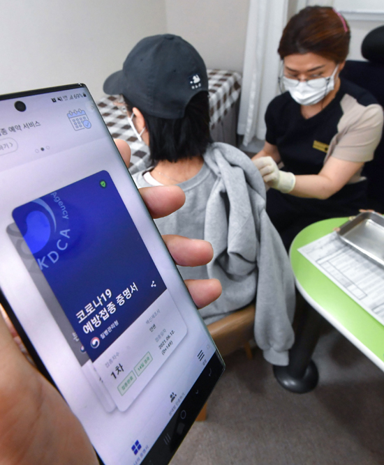 얀센 백신 접종자에 대한 추가접종(부스터샷)이 시작된 8일 오후 한 병원을 찾은 시민이 부스터샷 접종을 받고 있다. /연합뉴스