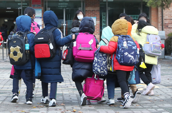 전국 유치원, 초·중·고등학교 전면등교가 시작된 22일 오전 한 초등학교에서 학생들이 등교하고 있다. /연합뉴스