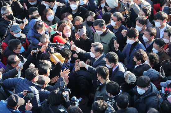 더불어민주당 이재명 대선후보가 5일 전북 진안군 인삼상설시장에서 지지자들과 인사하고 있다. /연합뉴스