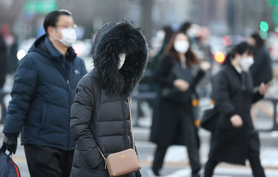 아침 최저기온이 영하 10.3도로 떨어지며 매우 추운 날씨를 보인 26일 시민들이 두꺼운 옷차림을 한 채 걸어가고 있다. /연합뉴스