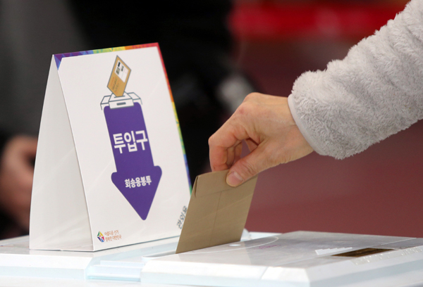 제20대 대통령 선거 사전투표가 시작된 4일 오전 전북도청 사전 투표소에서 유권자가 소중한 한 표를 행사하고 있다.