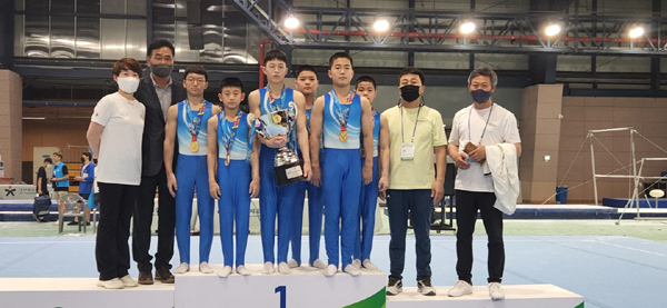 지난 21일 경북 포항에서 열린 전국소년체육대회에서 전북체육중학교 중등부가 최초로 남자 중등부 단체 금메달을 목에 걸었다.
