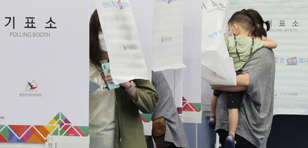 제8회 전국동시지방선거일인 1일 한 투표소에서 주민들이 아이와 함께 투표하고 있다. /연합뉴스