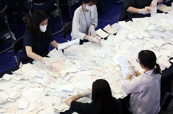 1일 오후 제8회 전국동시지방선거 개표소에서 관계자들이 개표작업을 하고 있다. /연합뉴스