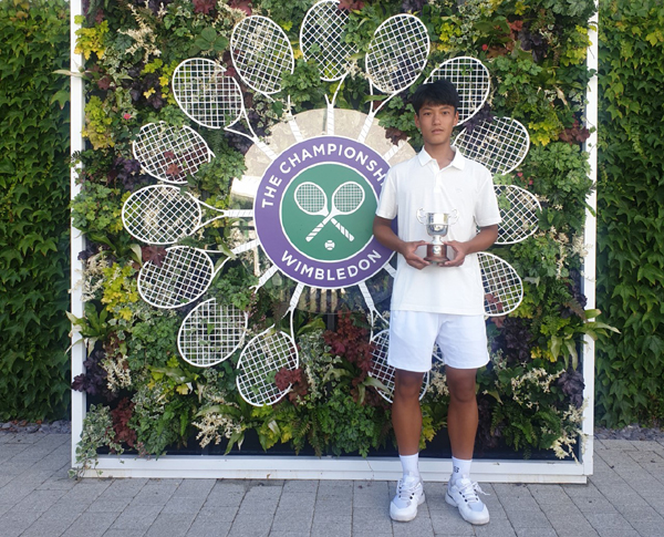 윔블던 테니스대회 14세부 남자 단식 결승에서 우승한 조세혁이 우승 트로피를 들고 기념 촬영하고 있다.